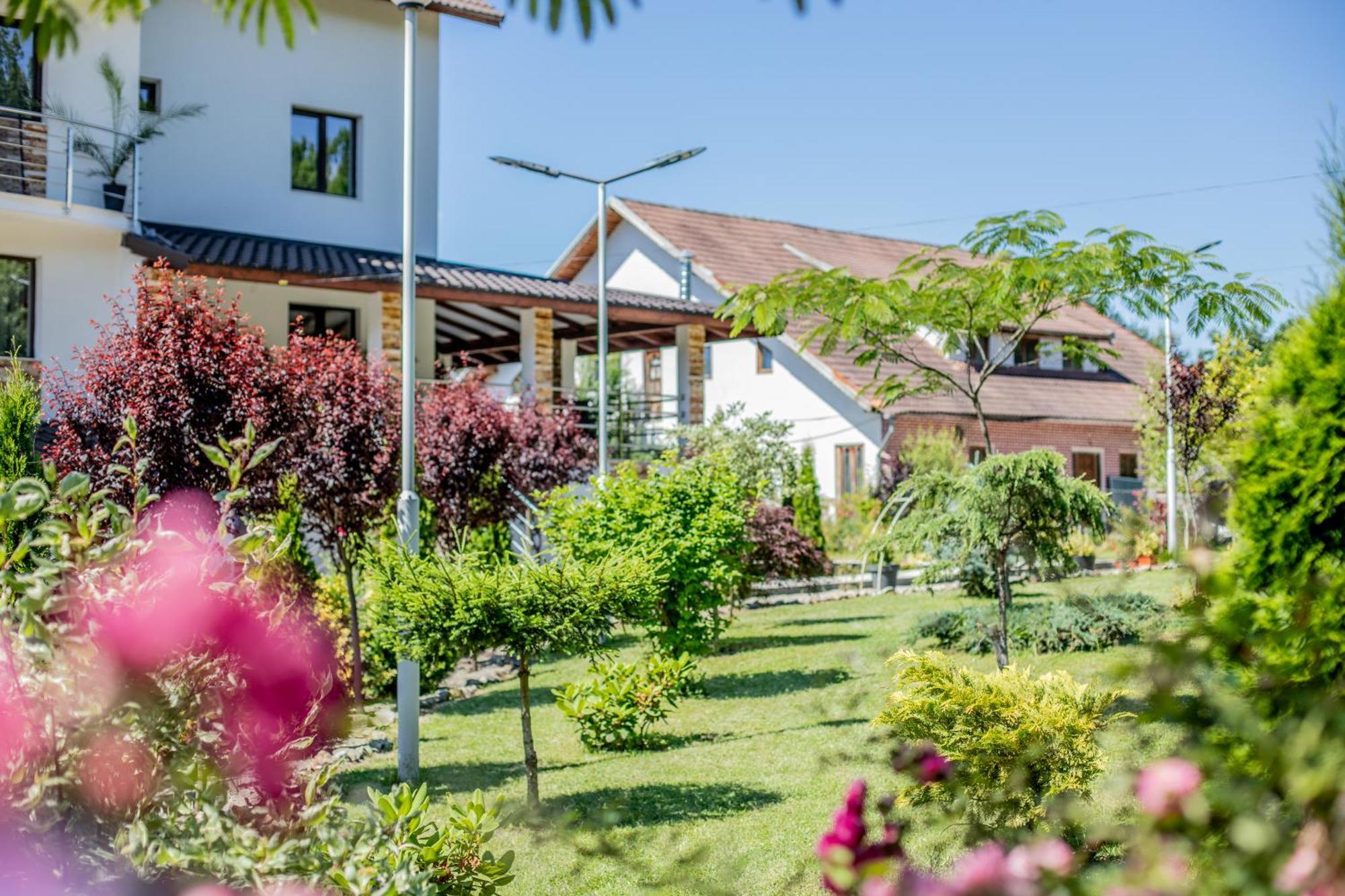 Rem Garden Hotel Novaci-Străini Exterior foto