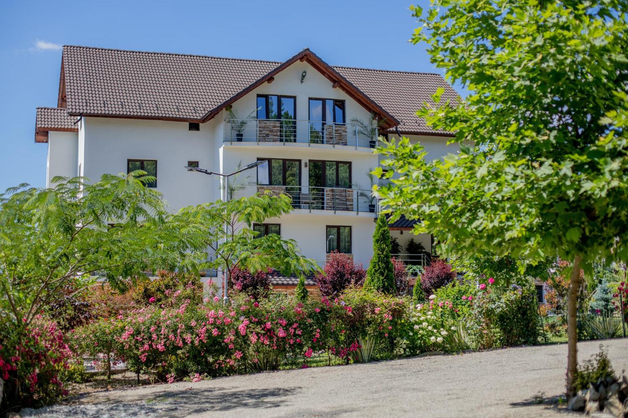 Rem Garden Hotel Novaci-Străini Exterior foto